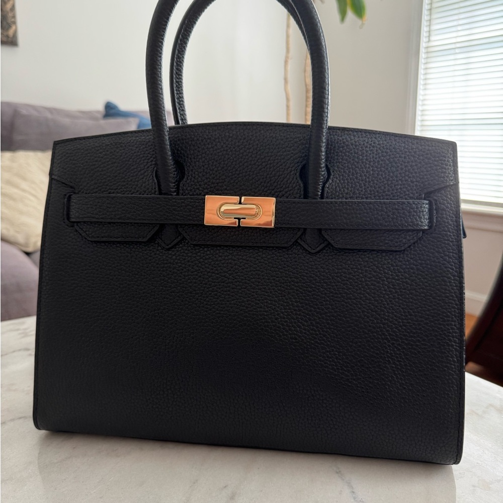 Elegant Italian Black pebble leather Handbag, NWOT